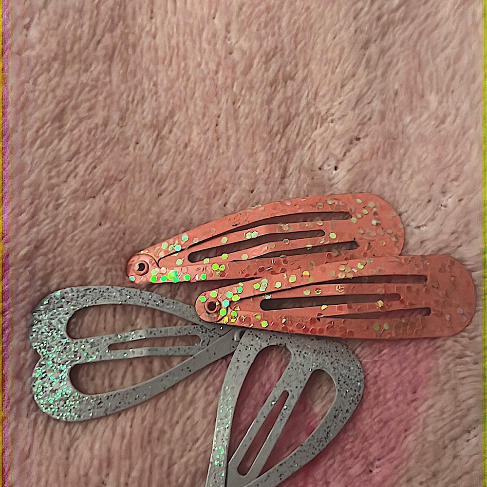 Just some hair clips do y’all want them